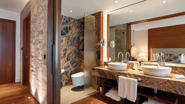 Chambre d’hôtel avec WC lavant Geberit AquaClean