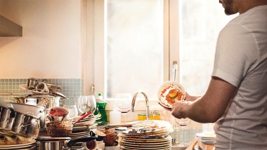 Očista vodou – Muž umývá nádobí